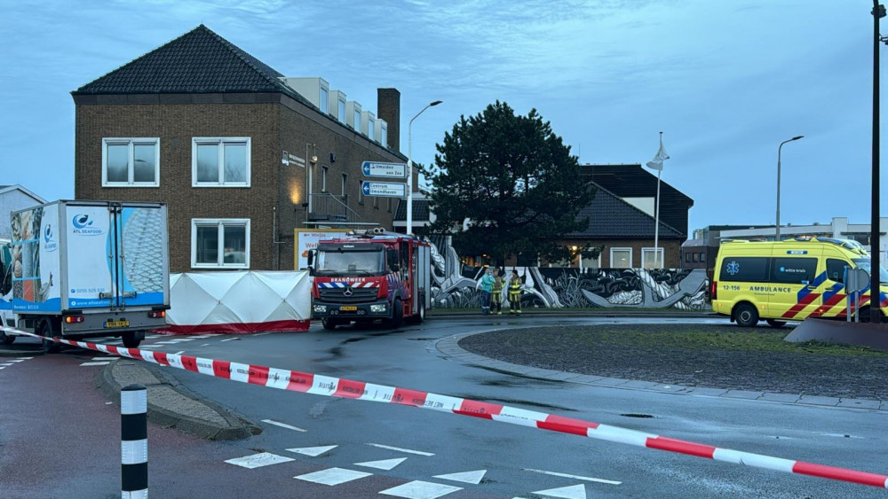 Fietser aangereden door vrachtauto op rotonde in IJmuiden.