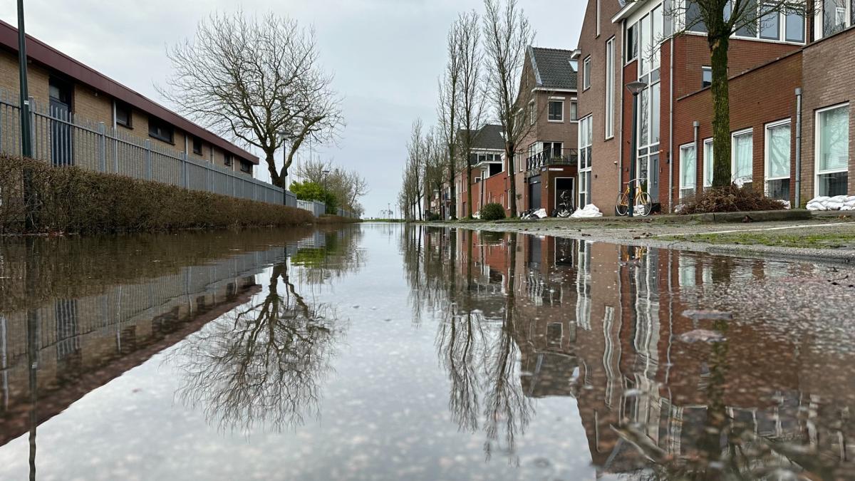 Hoogwater blijft zorgelijk in West-Friesland, maar maatregelen lijken op orde te zijn