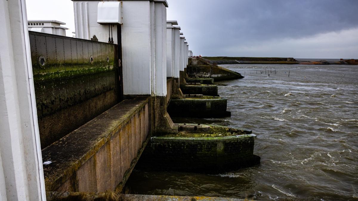 Extreem hoogwater houdt Noord-Holland in de greep: 8 vragen en antwoorden