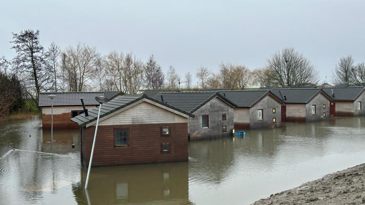 Vakantiepark Europarcs probeert met man en macht bungalows droog te houden