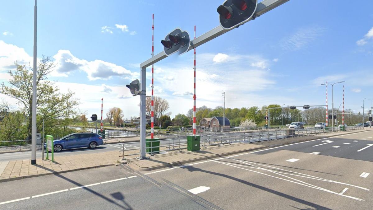 ?? Hitteblog: Leimuiderbrug dicht voor scheepvaart • Veerpont Akersloot uit de vaart
