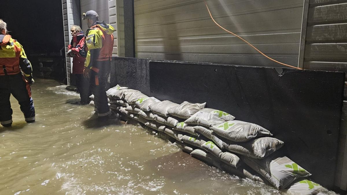 Station reddingsbrigade Warder ondergelopen door extreem hoogwater