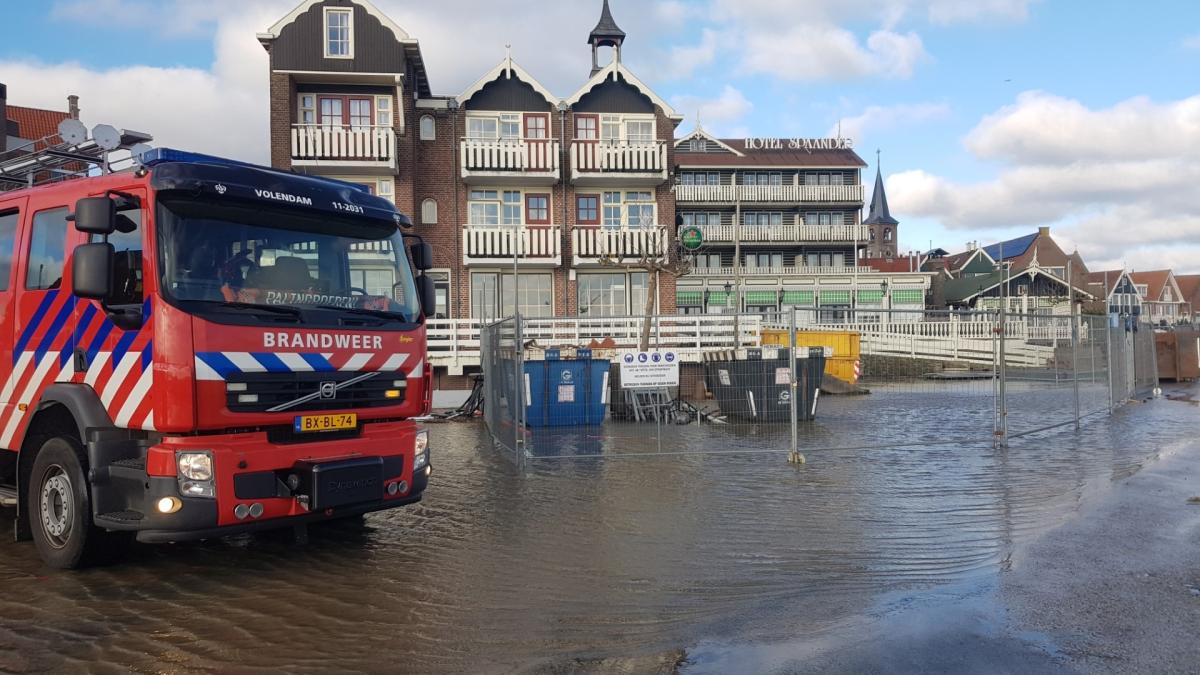 Hotel Spaander bedreigd door het hoge water uit Markermeer