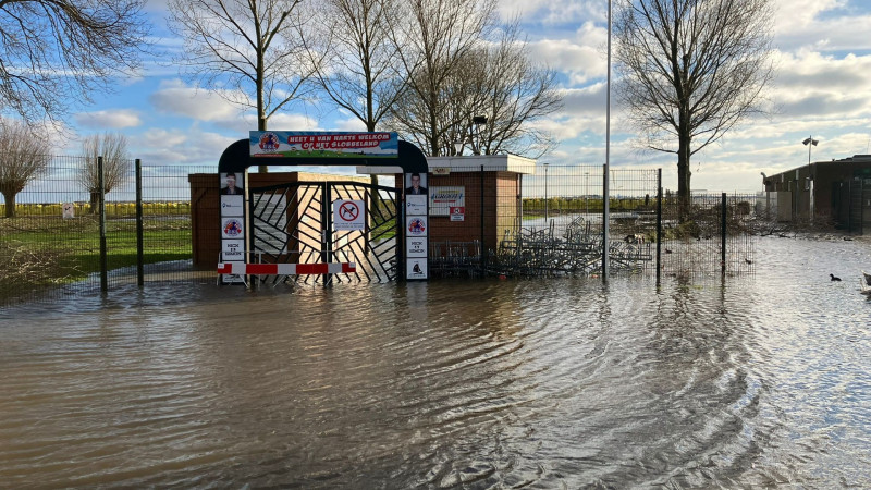 Slobbeland Volendam onder water
