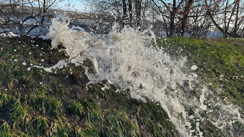 Water klotst over de dijk Enkhuizen bij recreatiegebied Enkhuizerzand