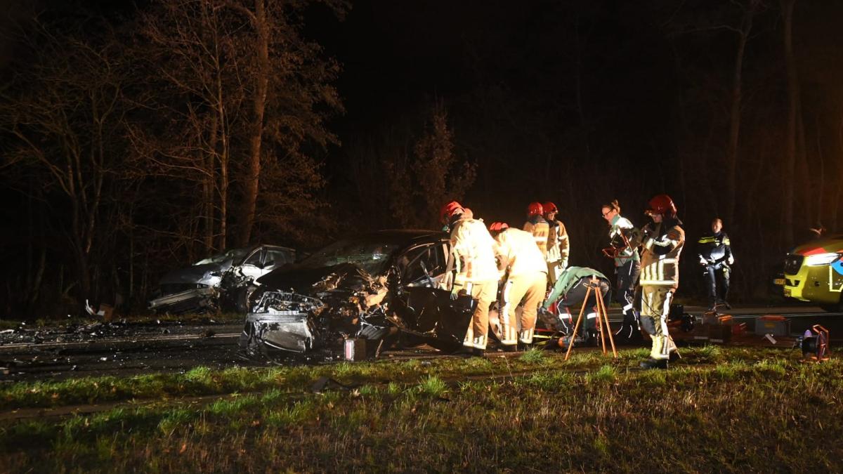 Frontale botsing op de N201 ter hoogte van Kortenhoef