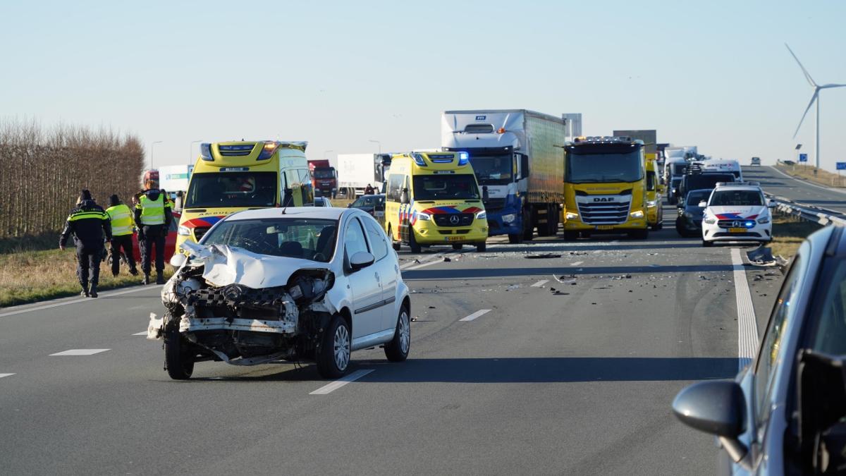 Gewonde en ravage op Westfrisiaweg door ongeluk bij Zwaagdijk-Oost