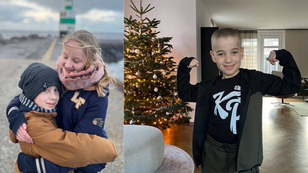 Twee foto's van een jongen en een meisje poserend voor een kerstboom.