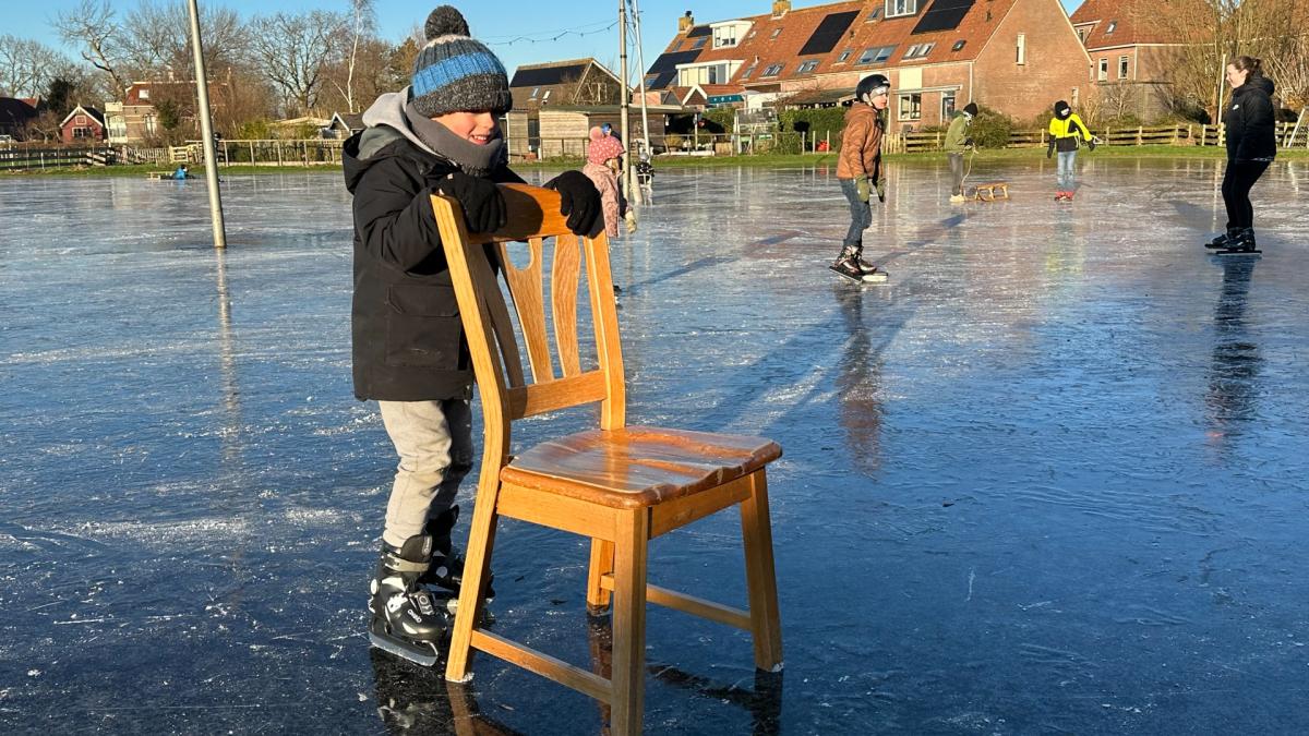 Sluiting Van Leien Met Haken Die In De Loop Van Een Versterkte Betonplaat Zijn Bevestigd Image237370075
