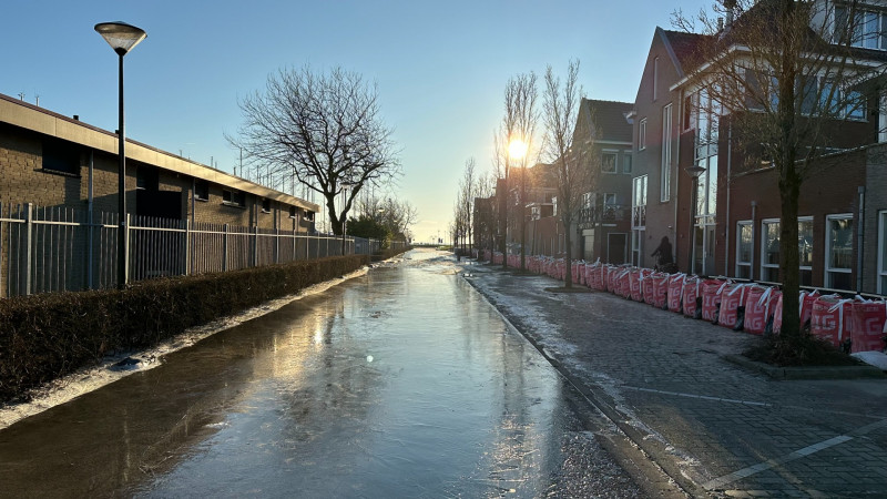 Water Visserseiland Hoorn trekt zich terug, maar is bevroren