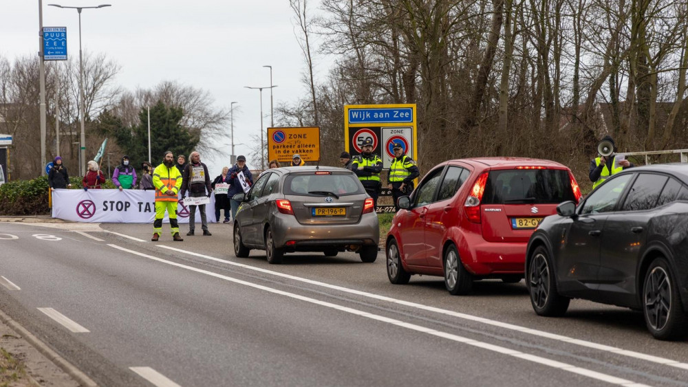 Extinction Rebellion houdt voertuigen tegen bij toegangsweg Wijk aan