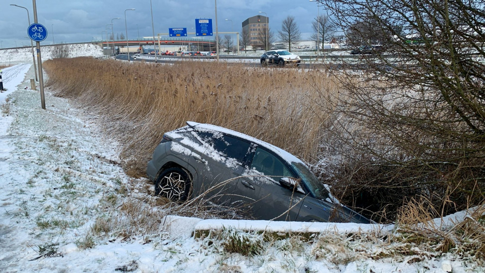 Spekgladde ochtend: sneeuw en gladheid zorgen voor meerdere ongelukken.