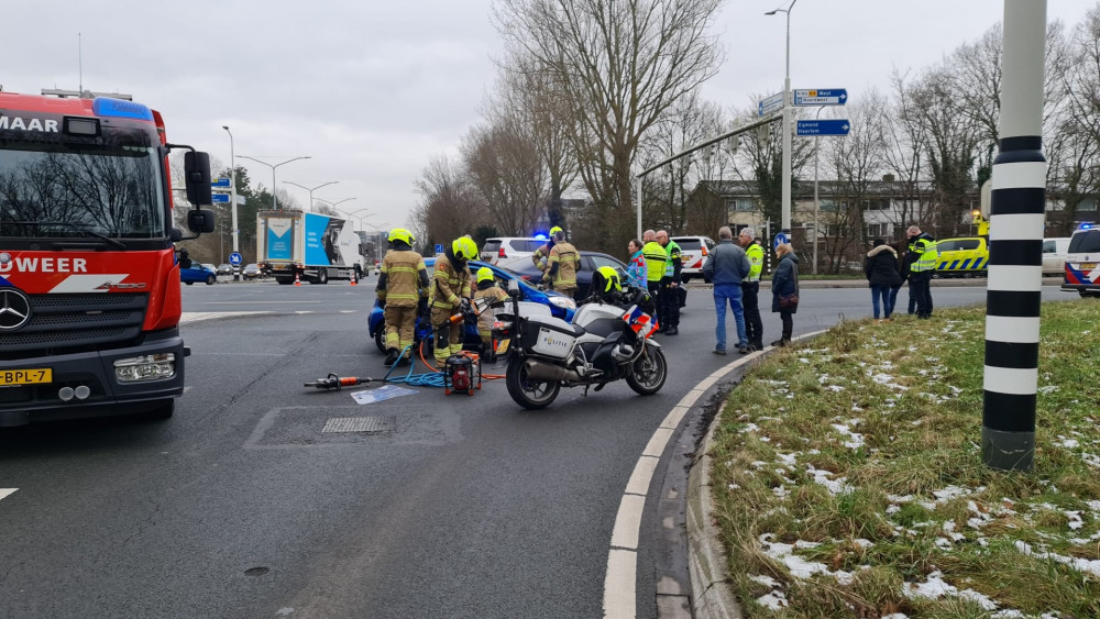 Drie gewonden bij botsing tussen bestelbus en auto op drukke kruising Alkmaar.