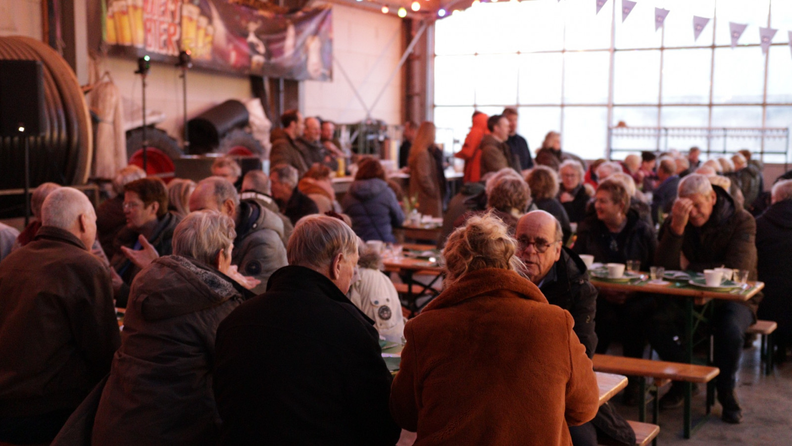 geopend 200 NH Radio luisteraars aan tafel bij boer