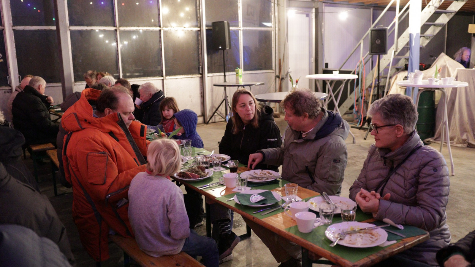 geopend 200 NH Radio luisteraars aan tafel bij boer