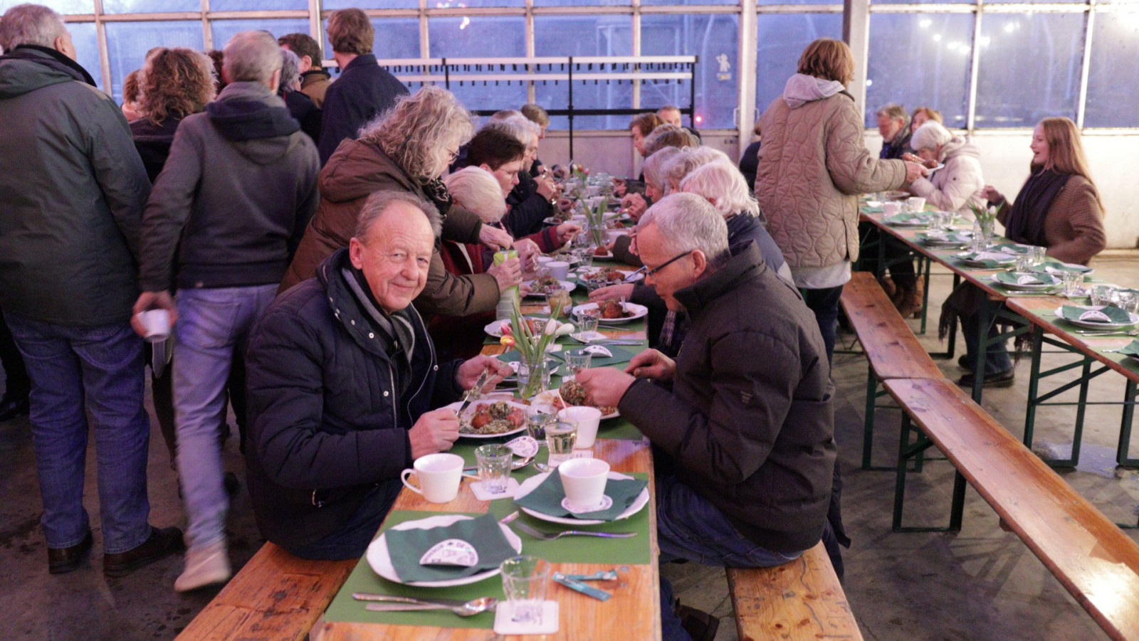 geopend 200 NH Radio luisteraars aan tafel bij boer