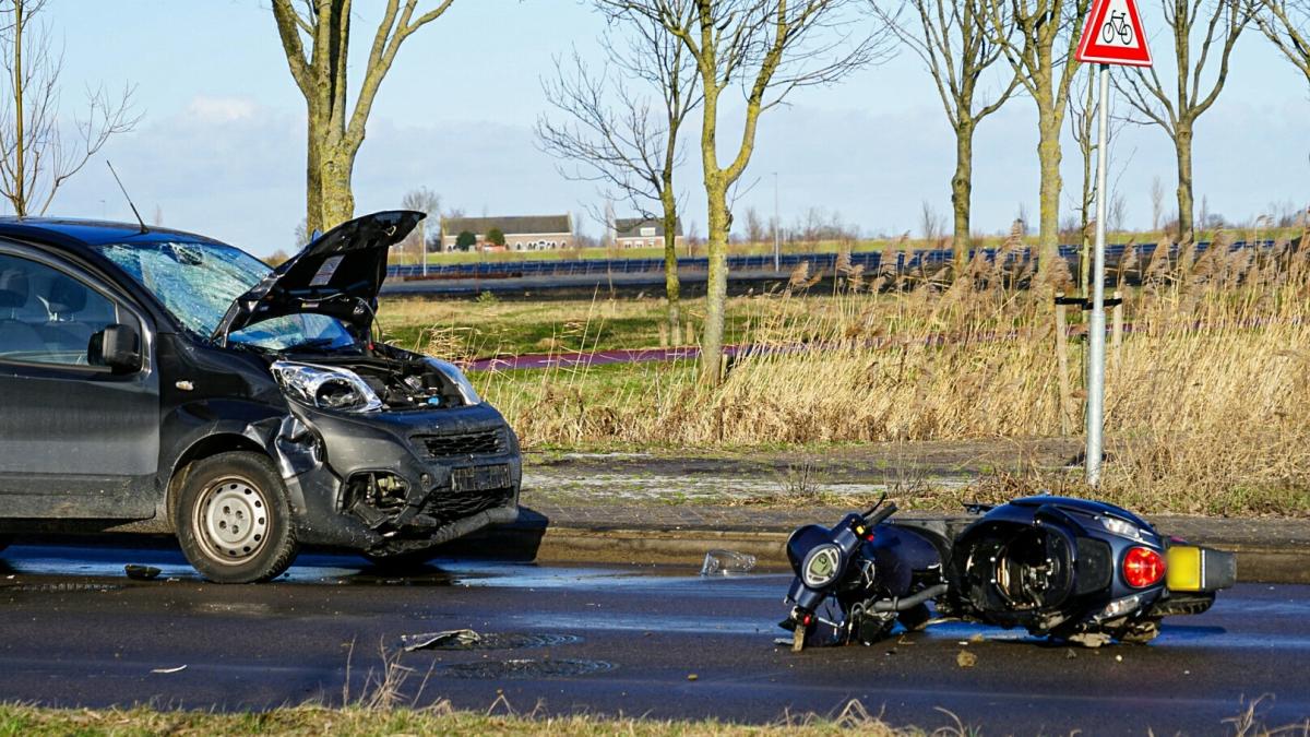 Scooterrijder (59) naar ziekenhuis na botsing met bestelbus