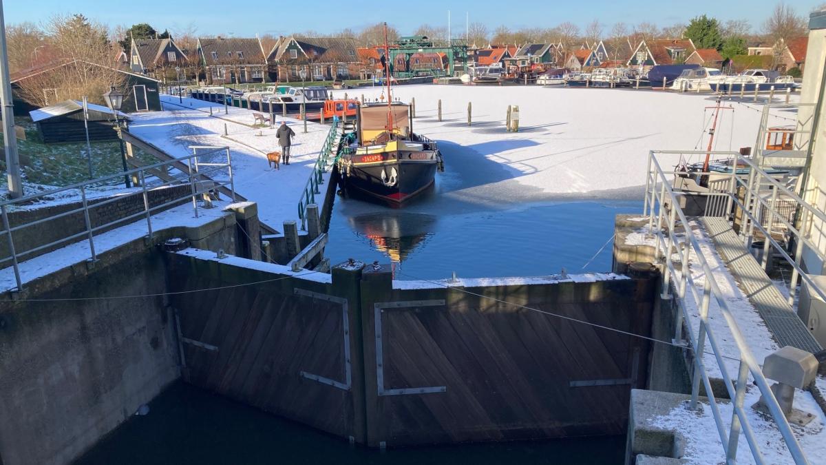 Storm Isha verwacht: opnieuw sluizen gesloten langs Markermeer door hoogwater