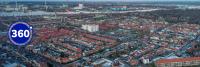 Een luchtfoto van een stad in Nederland.