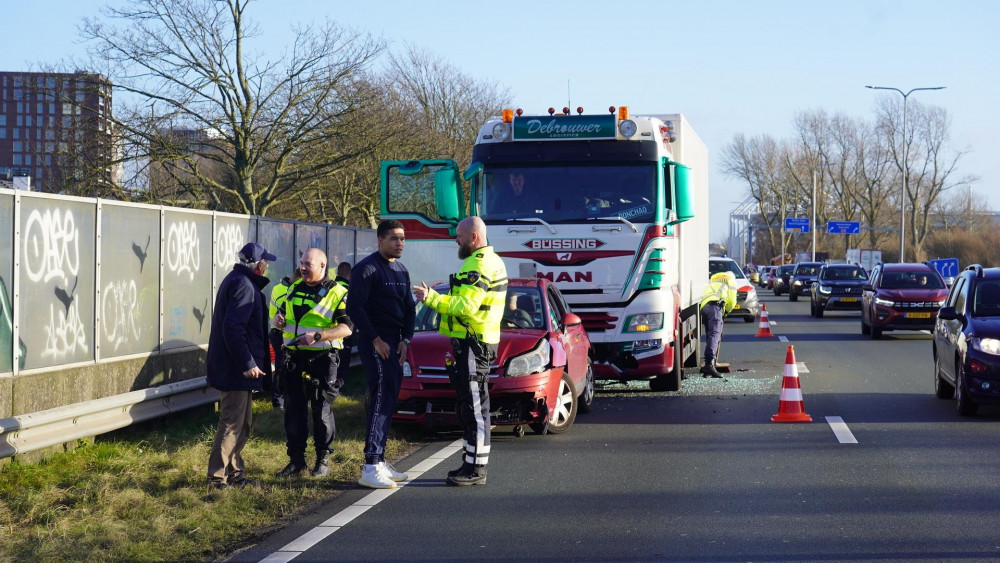 Kop-staartbotsing tussen drie autos en vrachtwagen op N9 bij Alkmaar.
