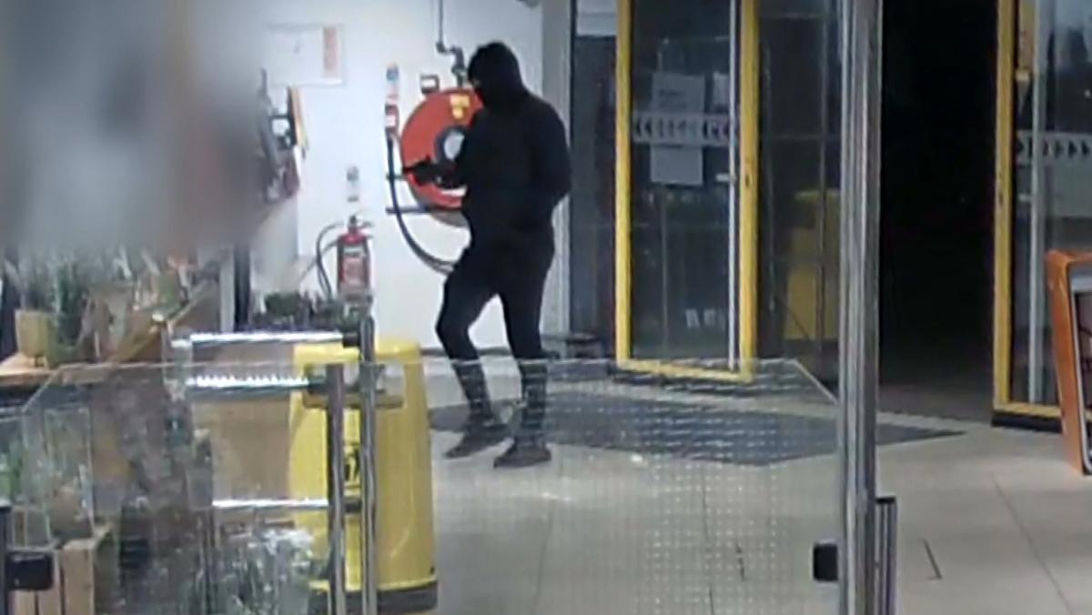 Video: zo gaat supermarktovervaller er met buit vandoor