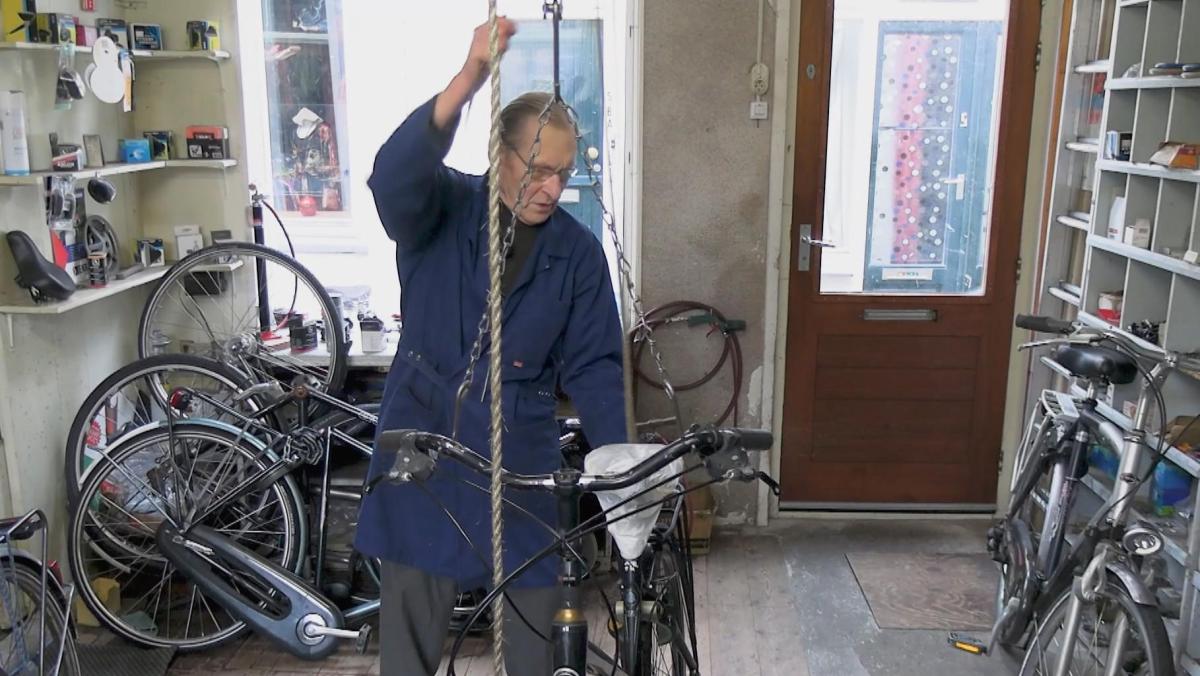 Ambacht leeft voort bij Hoornse fietsenmaker Willem Wormsbecher (80)