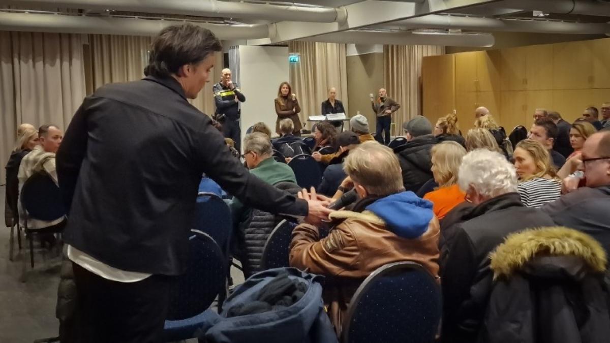 Bewonersbijeenkomst na golf van aanslagen in Alkmaar: 