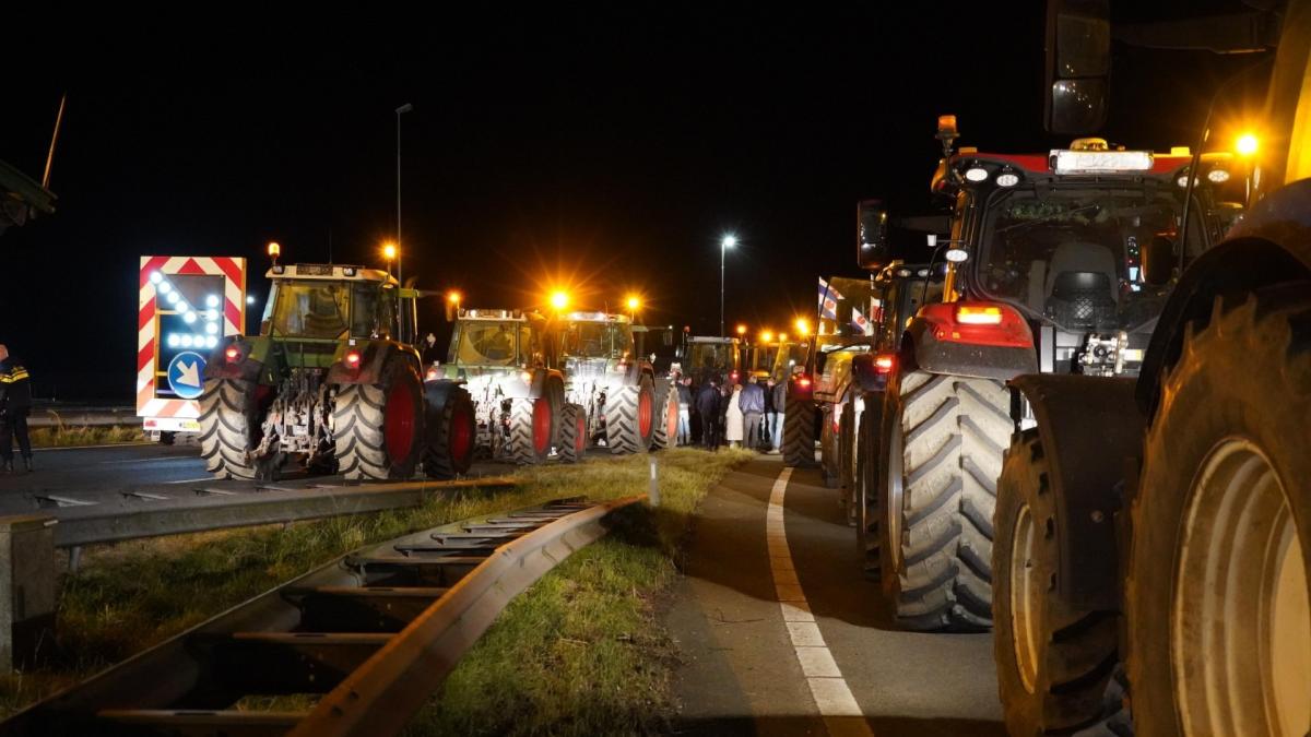 Boeren opnieuw in protest, Afsluitdijk (A7) tijdelijk geblokkeerd vanaf Den Oever