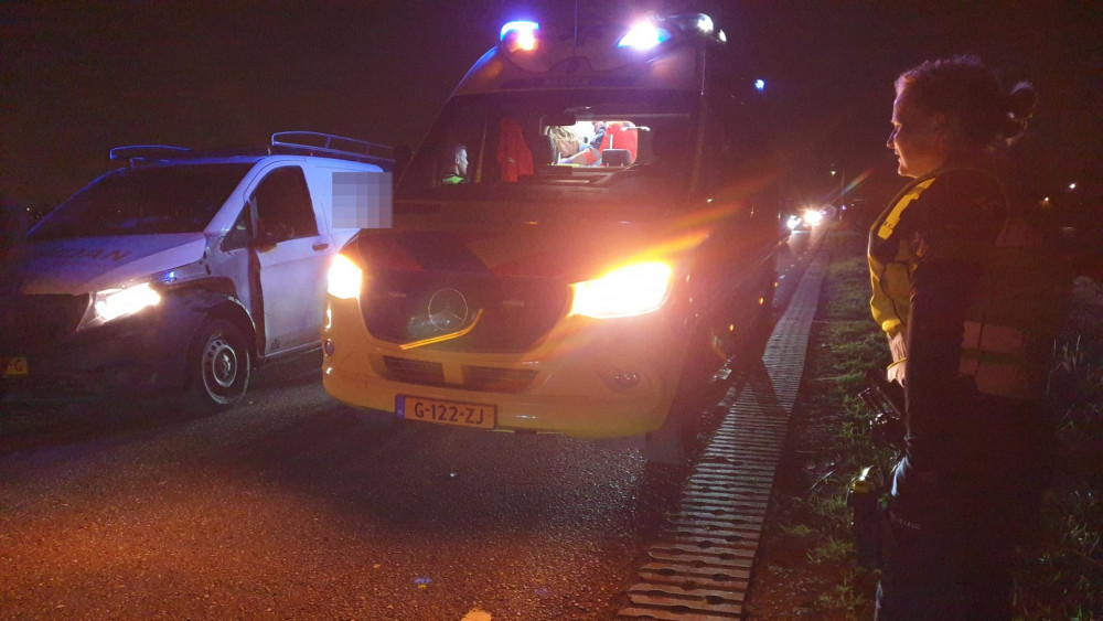 Fietser met spoed naar ziekenhuis gebracht na ongeluk op Westerdijk.