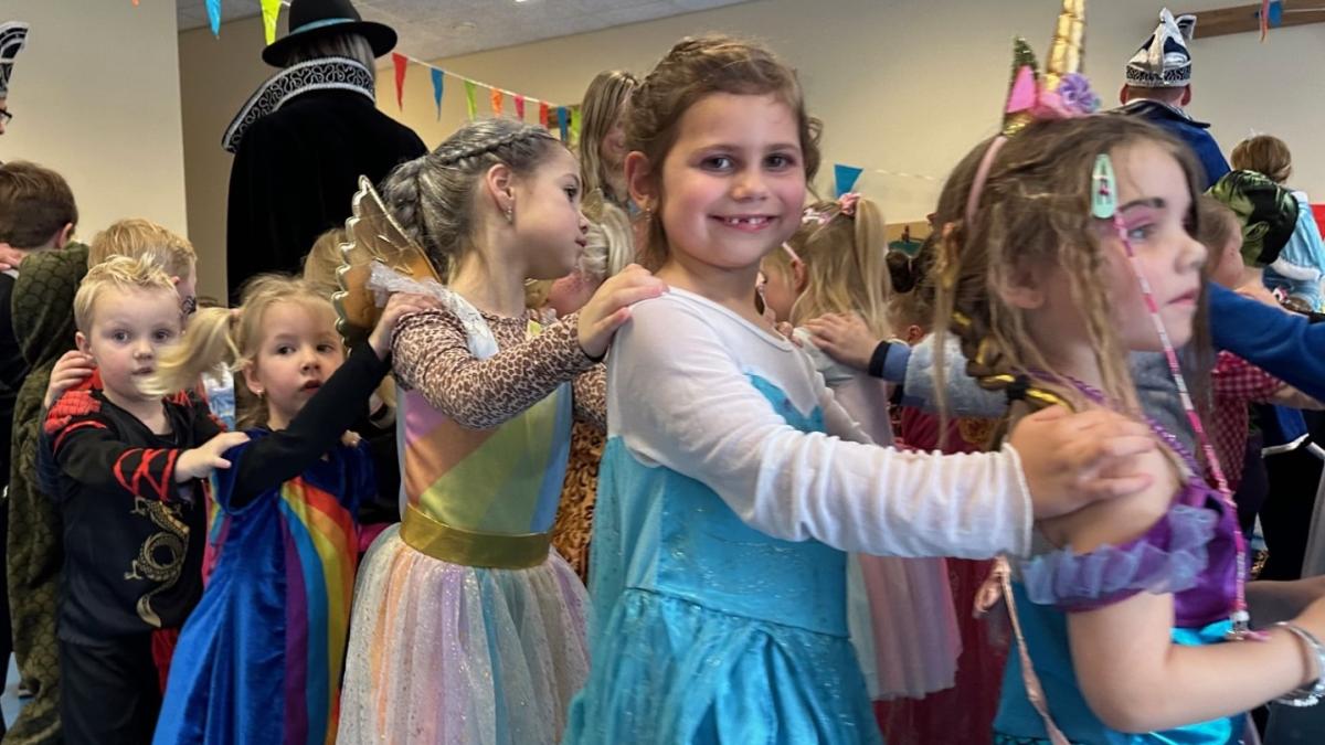 De polonaise zit er in Zwaag al vroeg in: 