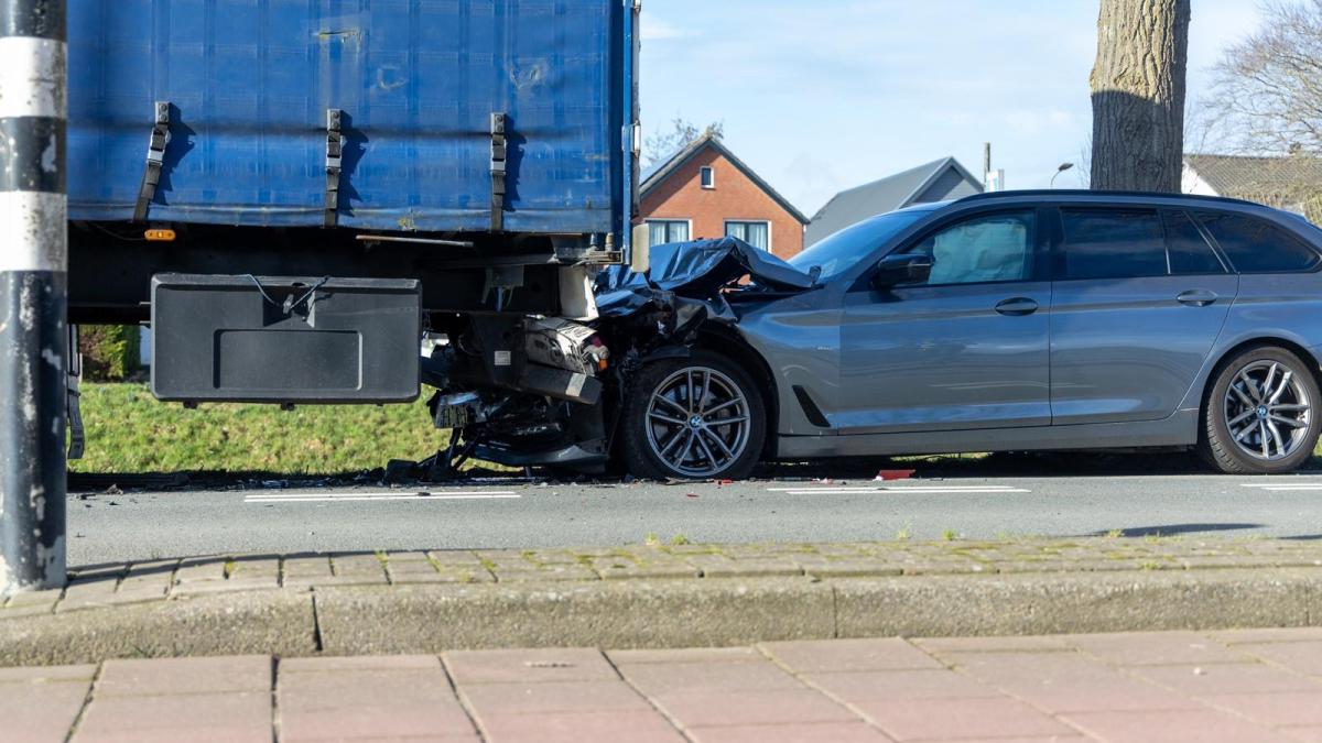 51-jarige automobilist belandt onder vrachtwagen op Hoofdweg in Abbenes