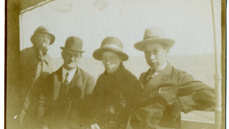 V.l.n.r Marie Madeleine, Fabian van Genderingen (onbevestigd), Louise Lucia en haar neefje