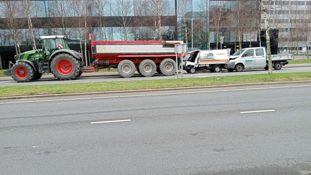 Kop-staartbotsing met tractor bij Schiphol: één gewonde.