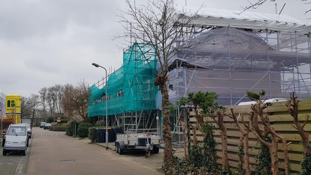 Steigers blijven nog even staan: renovatie huurwoningen Sint Pancras fors vertraagd