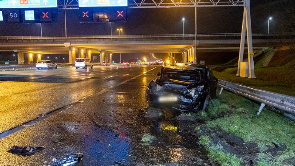 Bij ongeluk op A4 losgeraakte motorkap raakt drie autos: veel schade, geen gewonden.