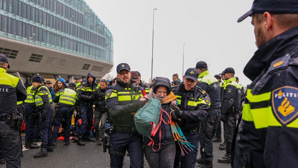 Politie heeft ruim 300 klimaatactivisten aangehouden bij blokkade A10