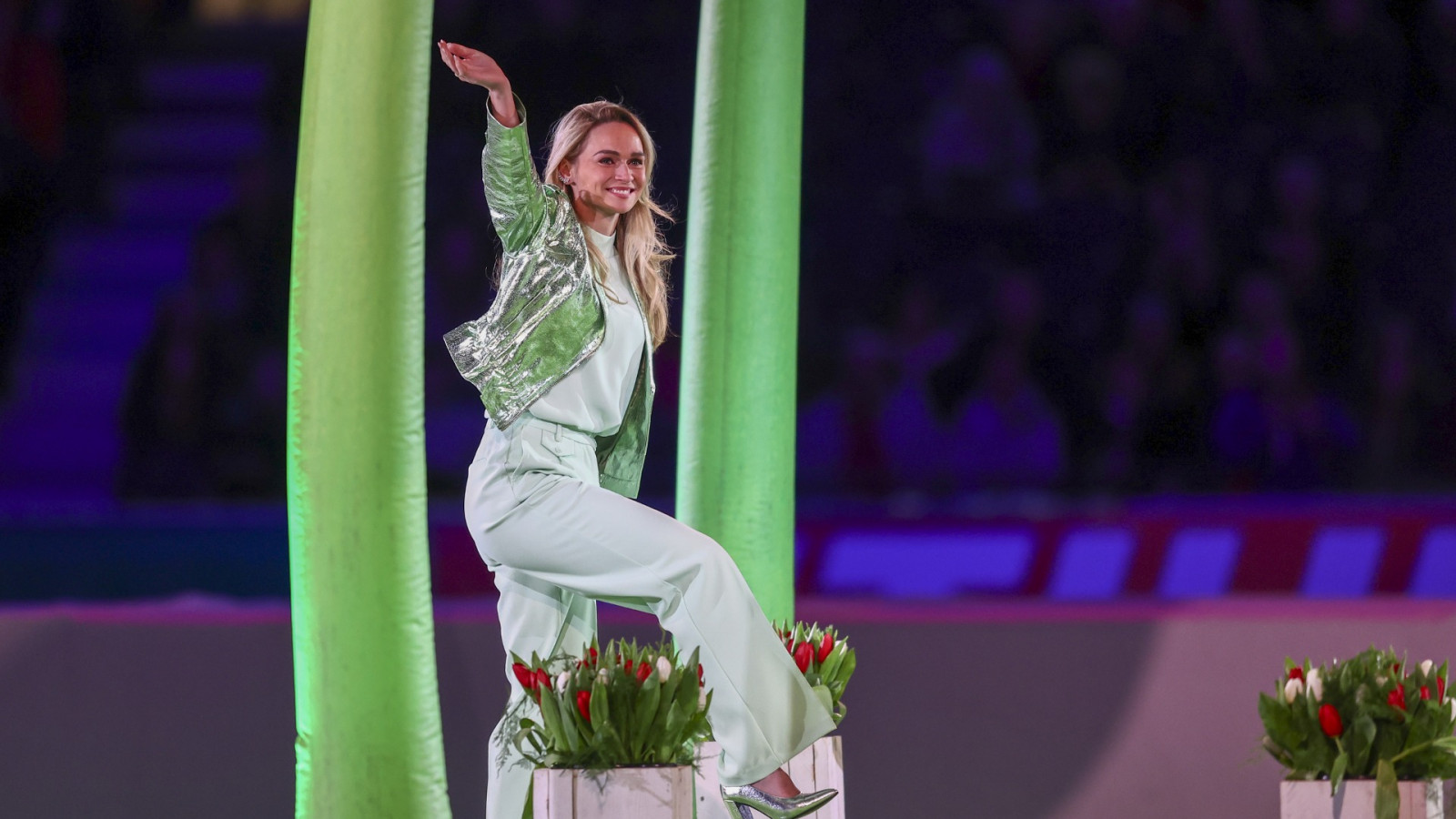 Irene Schouten tussen de tulpen op het podium