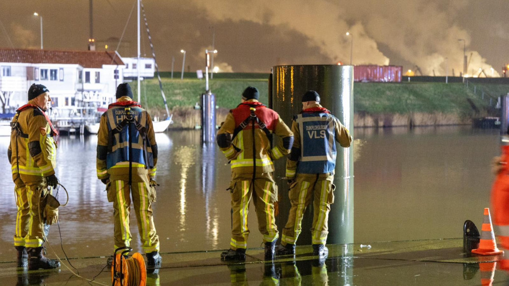 Vermiste Visser In IJmuiden Duikt Tijdens Zoekactie Brandweer Op Bij Z ...