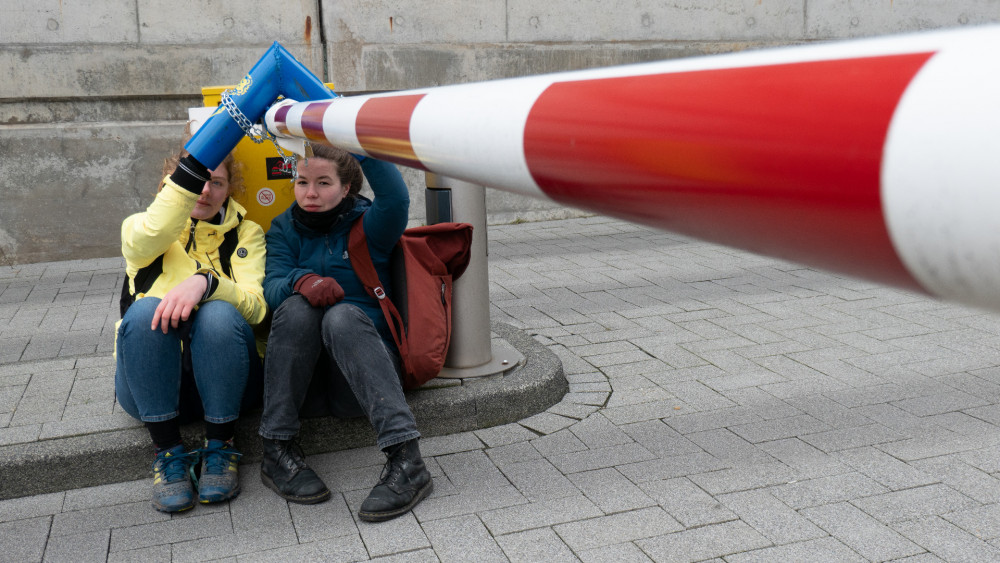 27 Klimaatactivisten Aangehouden én Vrijgelaten Bij Demonstratie ING ...