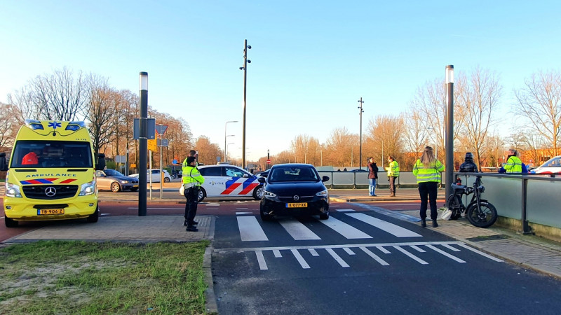 Op de kruising van de Sportlaan en Beneluxbaan in Amstelveen is een fatbiker aangereden door een auto
