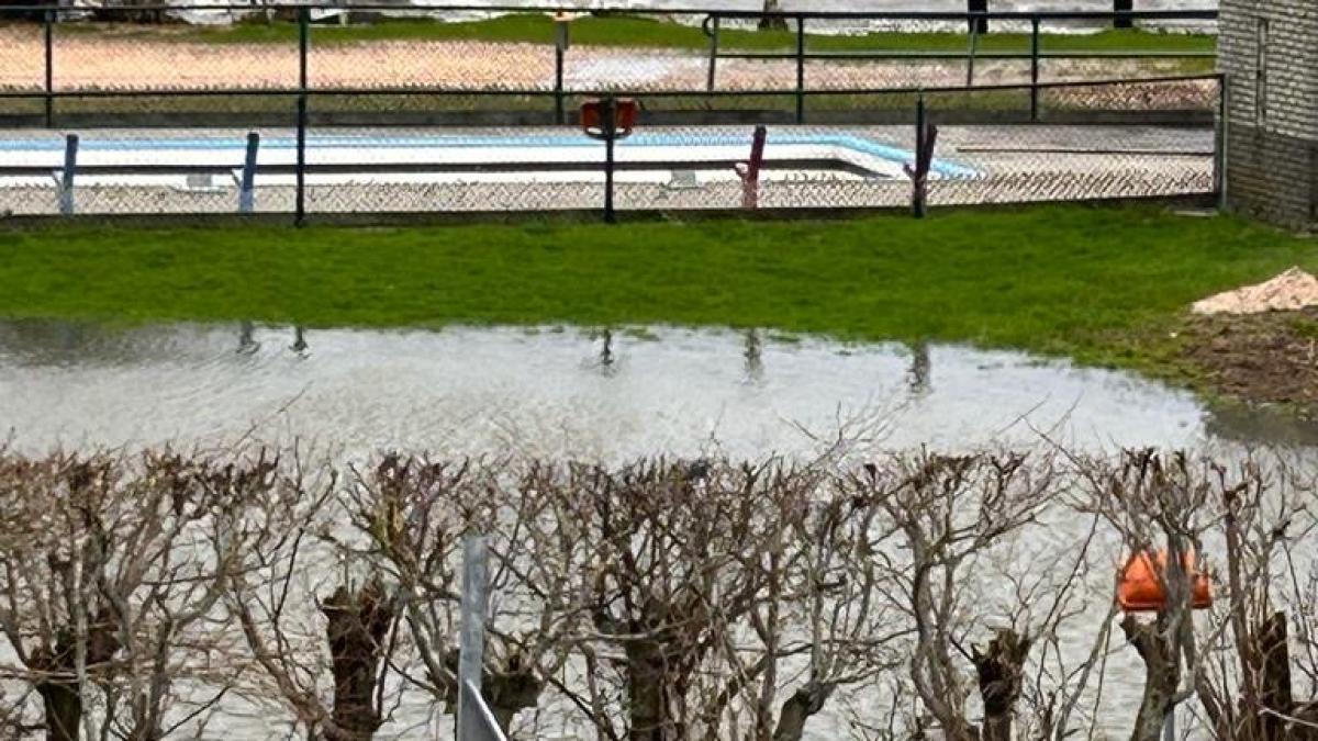 Zwembad aan Markermeer al vier keer ondergelopen: 