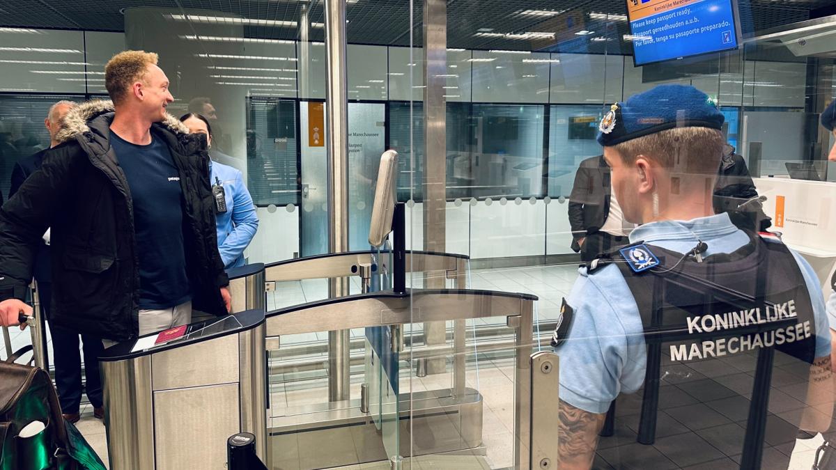 Geen noodpaspoorten te krijgen door storing Koninklijke Marechaussee