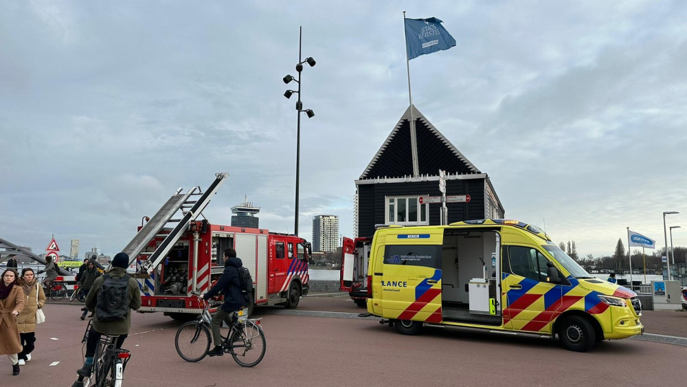 Hulpdiensten Halen Persoon Uit Het Water Bij Amsterdam CS - NH Nieuws