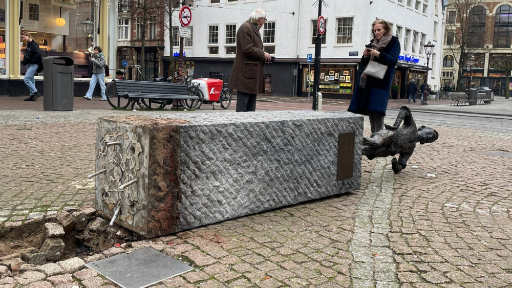 Bekend Amsterdams standbeeld Het Lieverdje op zijn kant na aanrijding.