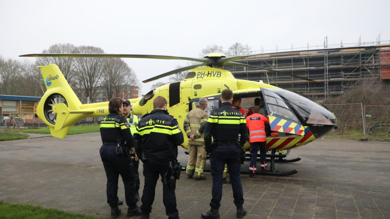 De automobilist is behandeld in de traumahelikopter