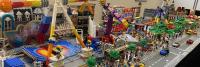 Gedetailleerde LEGO-pretparkdisplay met kleurrijke attracties en figuren.