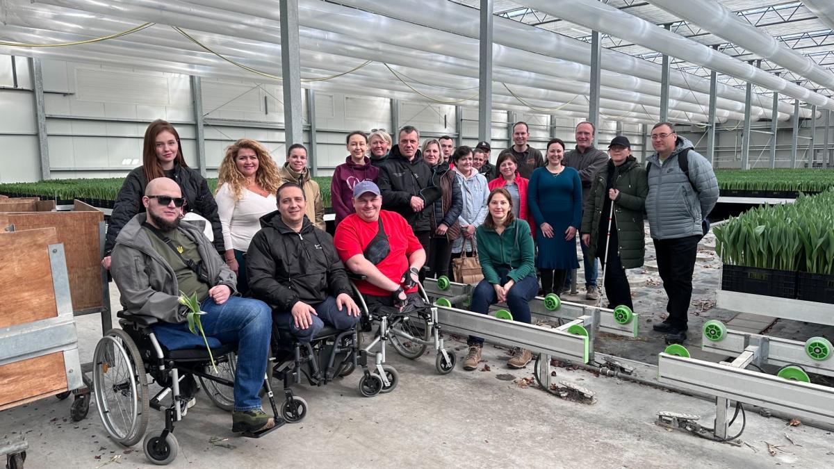 Gewonde Oekraïense frontsoldaten komen tot rust tussen de bloemen in Warmenhuizen