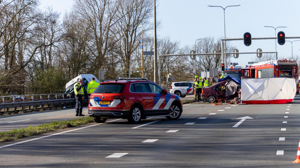 Gewapende overval op Poolse supermarkt | Beide rijrichtingen A15 afgesloten vanwege verkeersongeval.