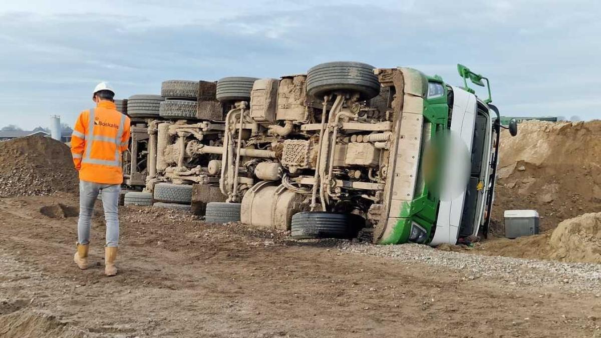 Vrachtwagen kantelt tijdens werkzaamheden IJsselmeerdijk, een gewonde