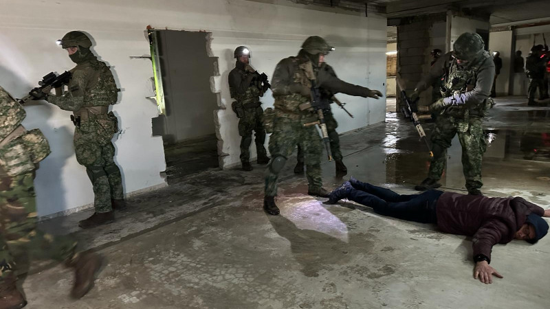 In het scenario van de oefening ondersteunen de reservisten de politie tijdens een inval in een bedrijfspand